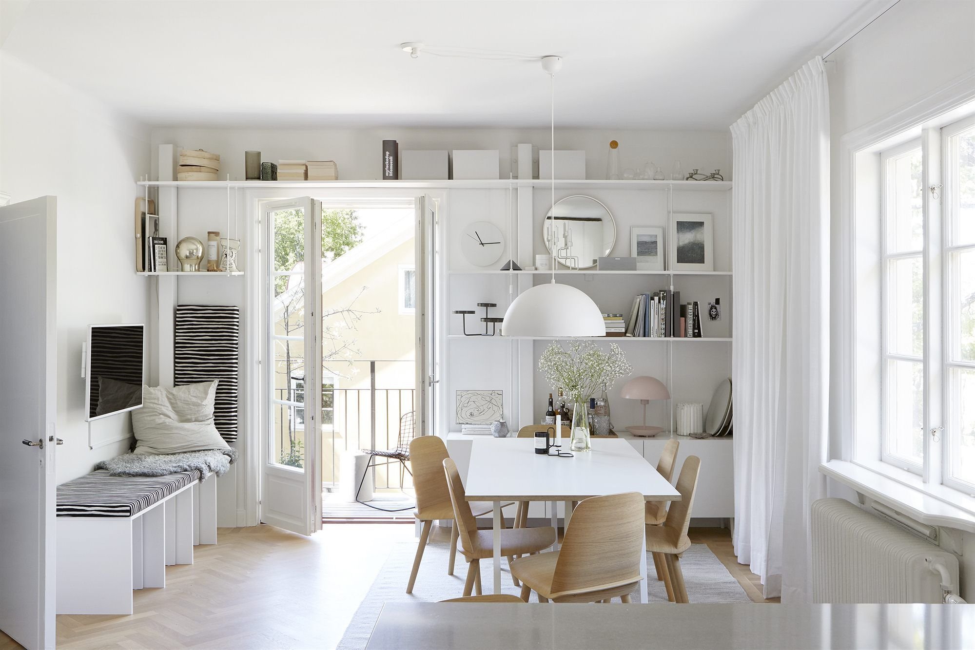 Vivienda pequeña con salón y cocina integrados en un mismo espacio